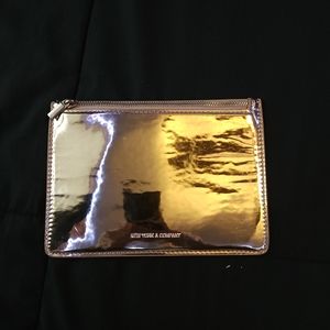 NEW YORK & COMPANY Rose Gold Coin Bag